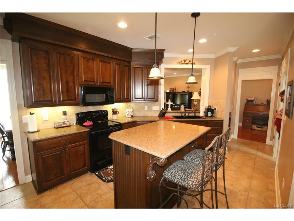 124 Fox Glenn Lair ., Wetumpka, AL 36093