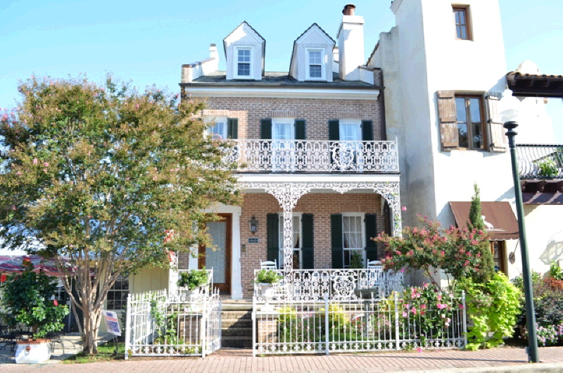 303 De La Mare Avenue, Fairhope, AL 36532