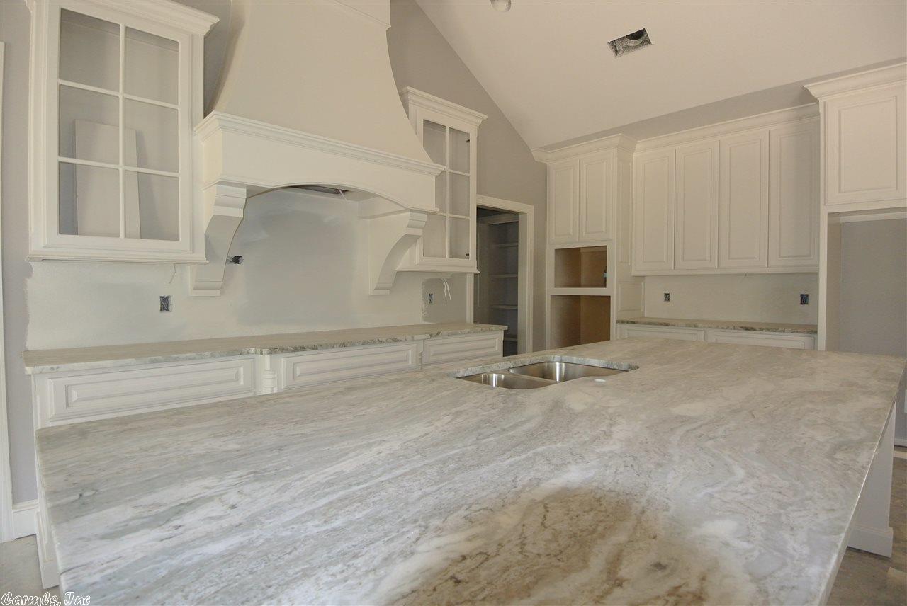 8100 Northshore Cv, Benton, AR 72019