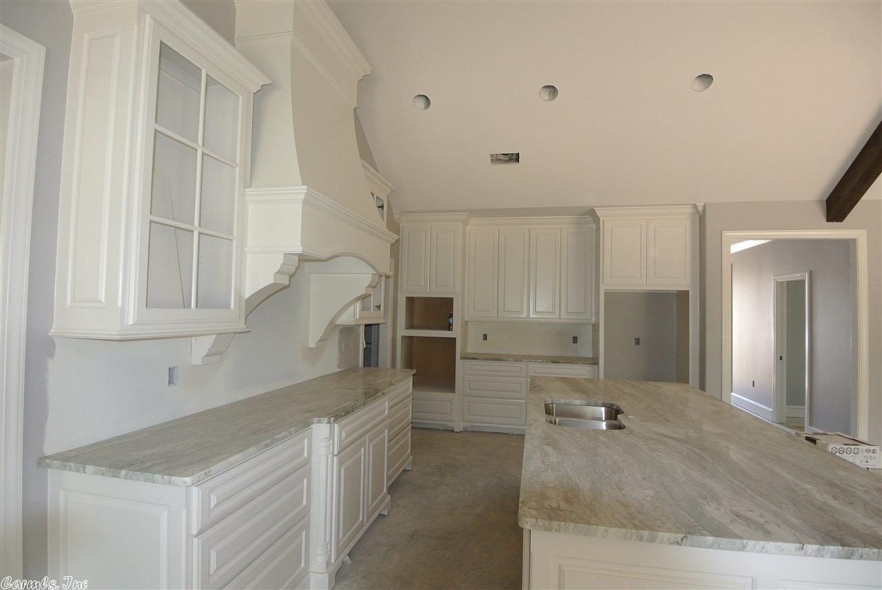 8100 Northshore Cv, Benton, AR 72019