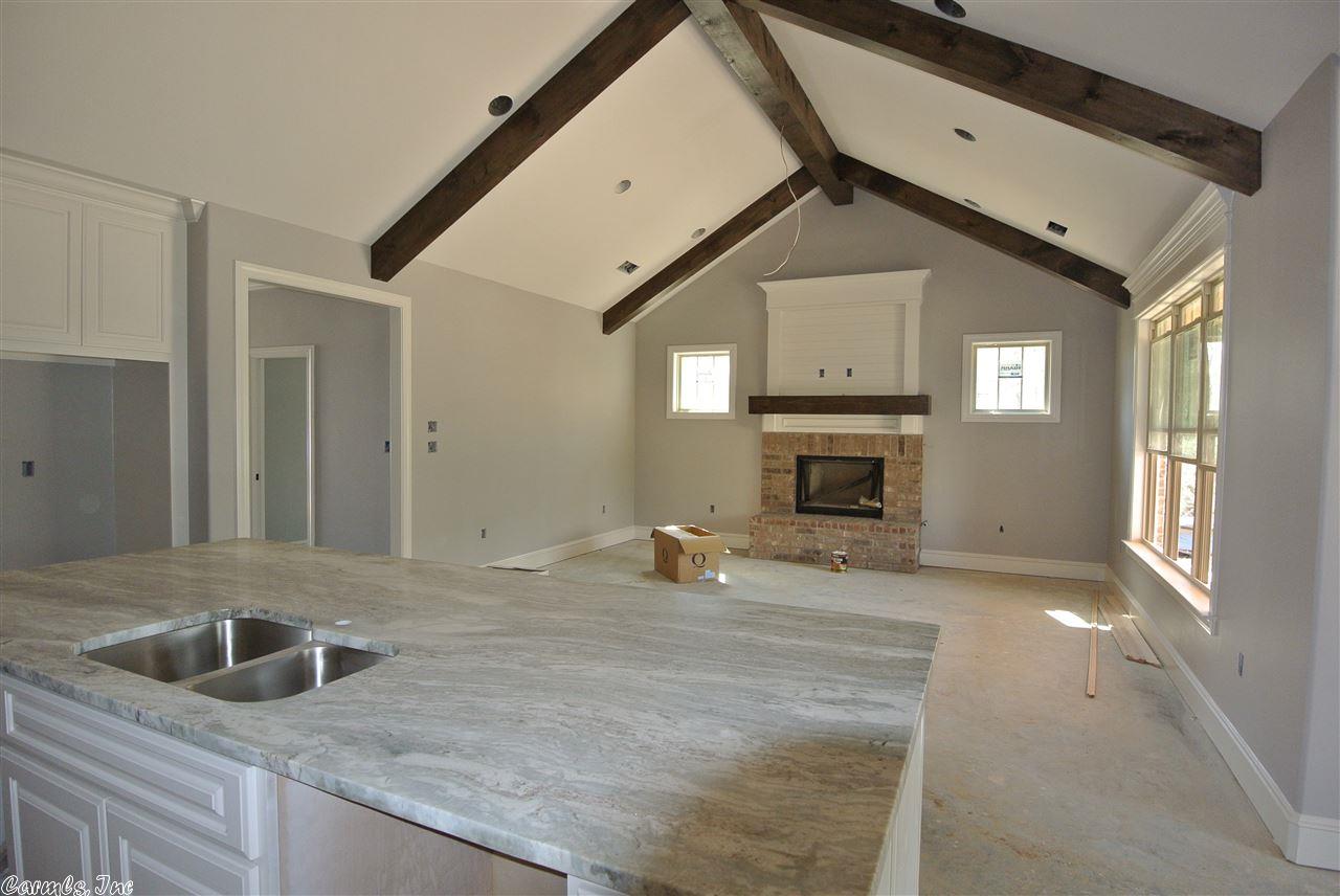 8100 Northshore Cv, Benton, AR 72019