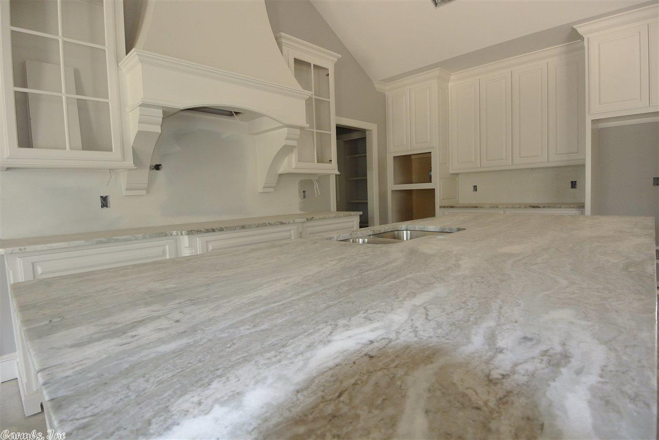 8100 Northshore Cv, Benton, AR 72019