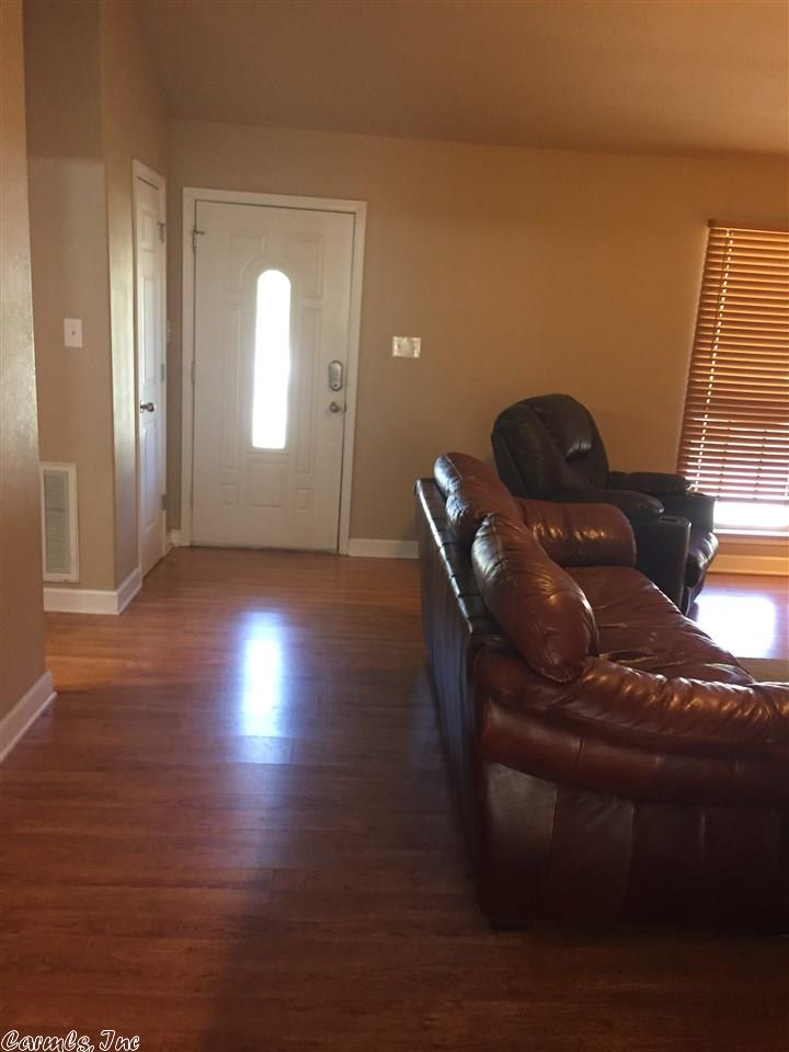 18 N Valley Drive, Jacksonville, AR 72076