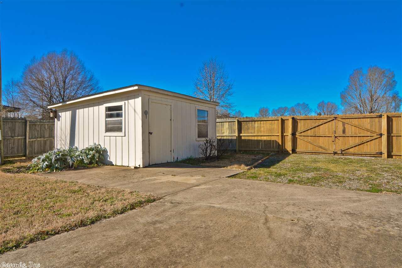 102 Justice Ln, Lonoke, AR 72086