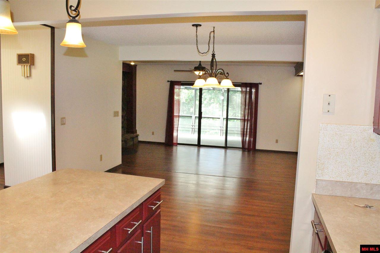 304 MCDONALD MEADOWS PARKWAY, Bull Shoals, AR 72619