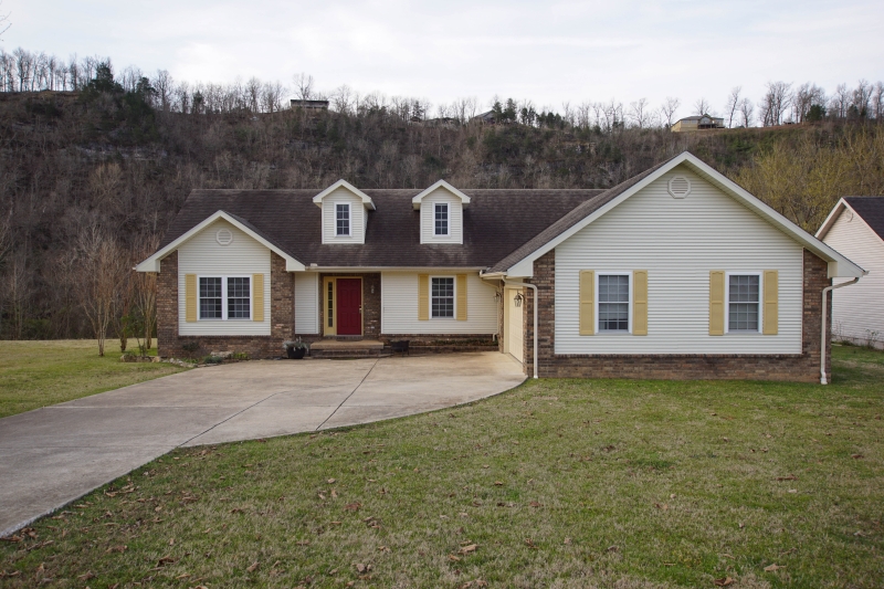 100 Hargis Place, Cotter, AR 72626