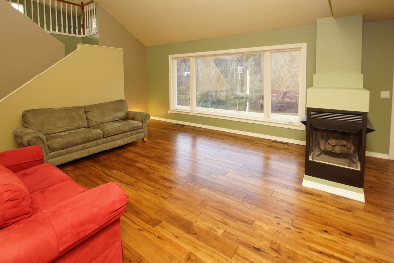 100 Hargis Place, Cotter, AR 72626