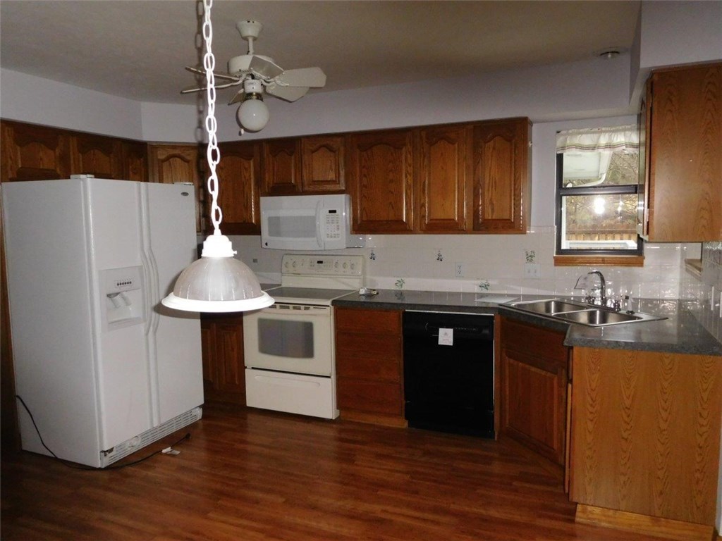 9 HorseshoeDR, Holiday Island, AR 72631