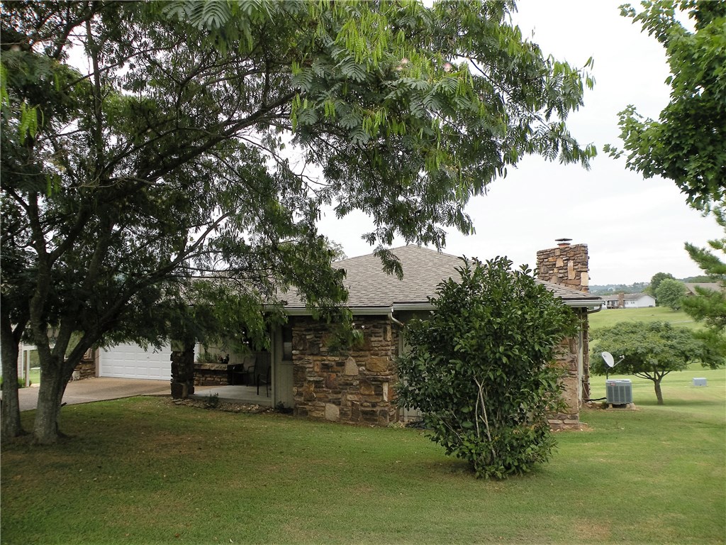 18 Buckskin Ln, Holiday Island, AR 72631