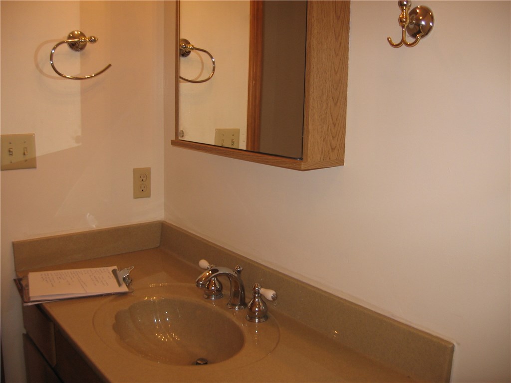 109 Jay Ln, Eureka Springs, AR 72632