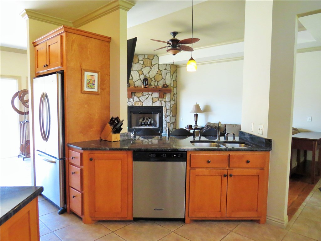 525 Bel LagoDR, Eureka Springs, AR 72632