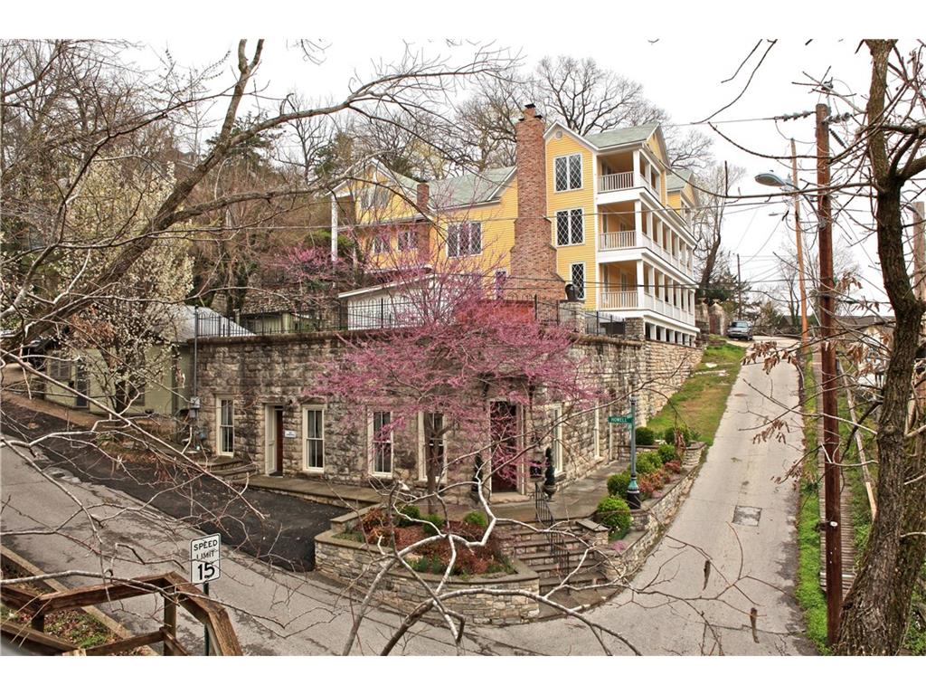 2 Kirk St, Eureka Springs, AR 72632