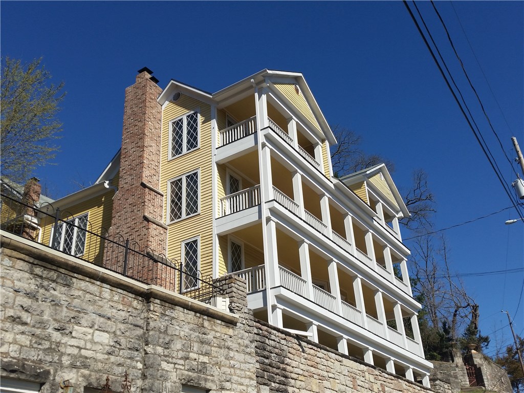 2 Kirk St, Eureka Springs, AR 72632