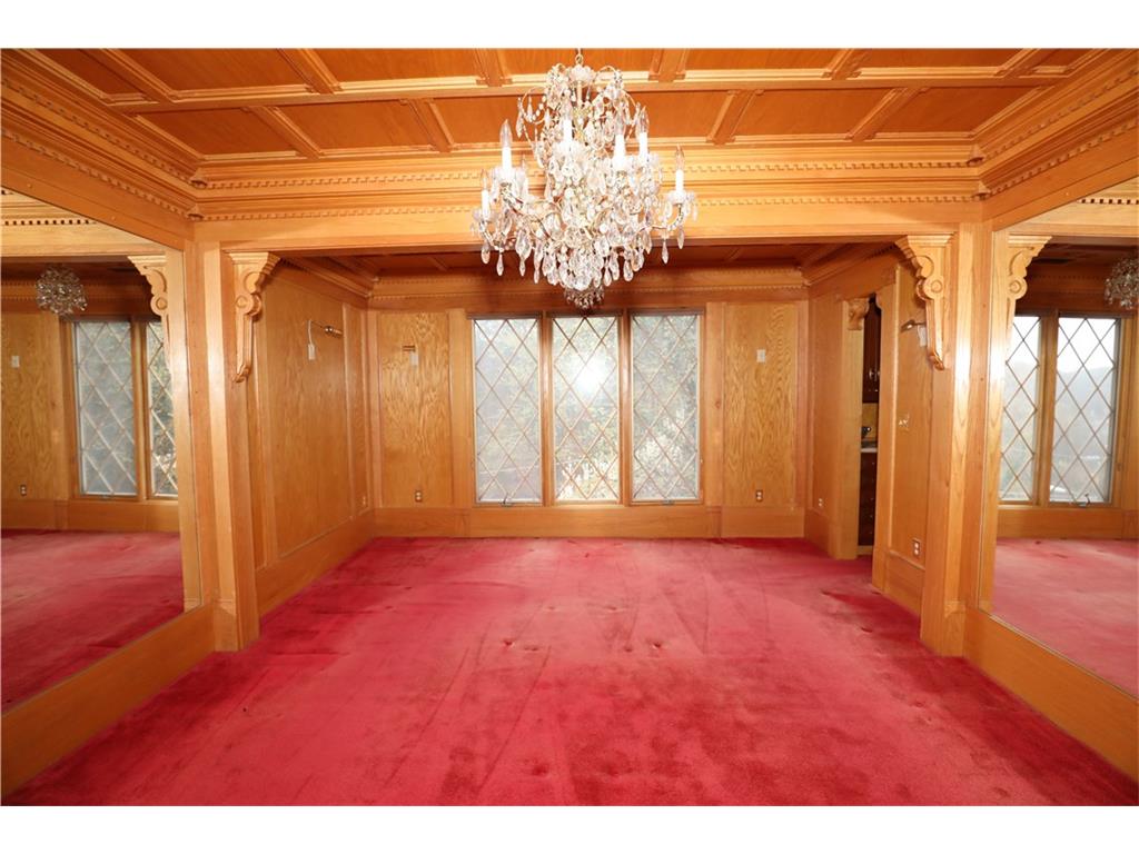 2 Kirk St, Eureka Springs, AR 72632