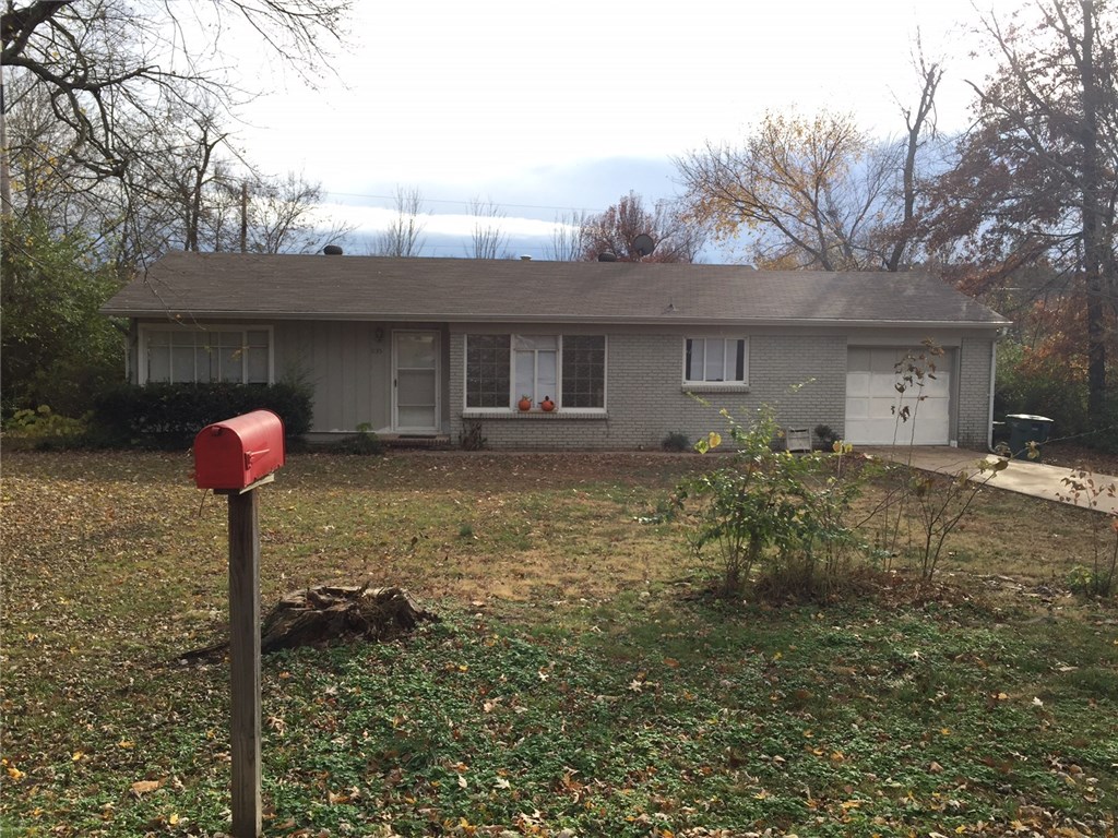 1135S MaxwellDR, Fayetteville, AR 72703