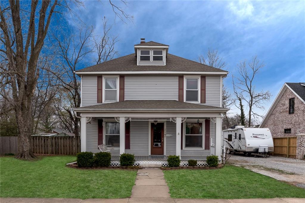 204NW 4ThST, Bentonville, AR 72712