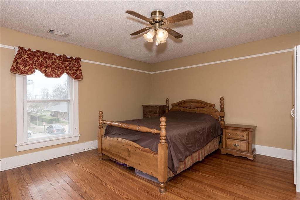 204NW 4ThST, Bentonville, AR 72712