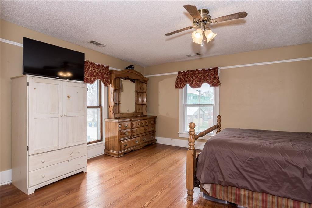204NW 4ThST, Bentonville, AR 72712