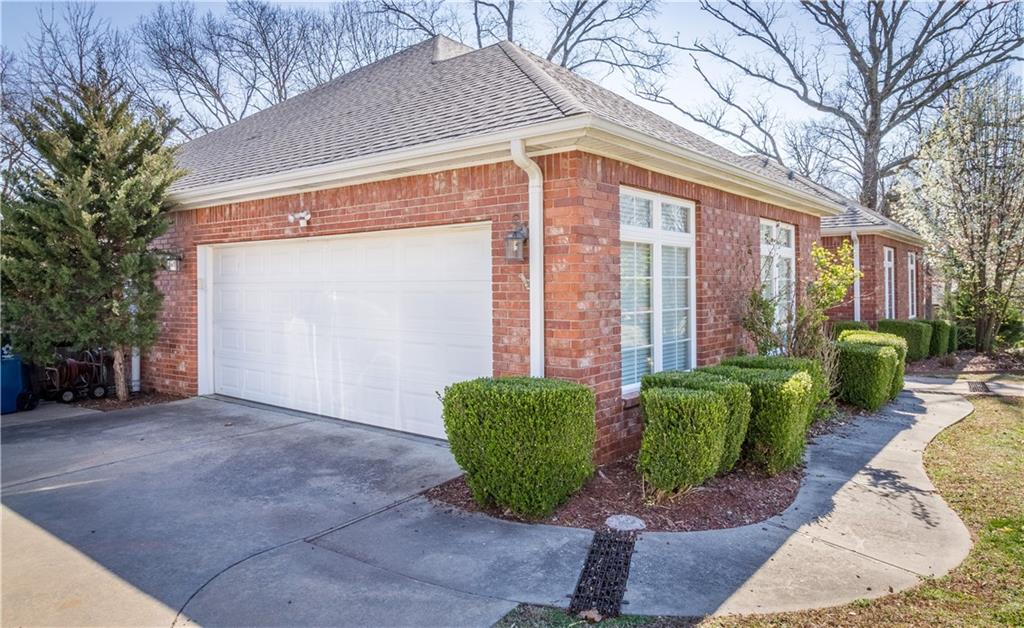 6 GreystoneLN, Bentonville, AR 72712