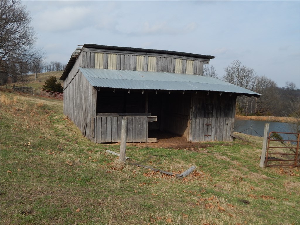 379 cr 2551, Huntsville, AR 72740