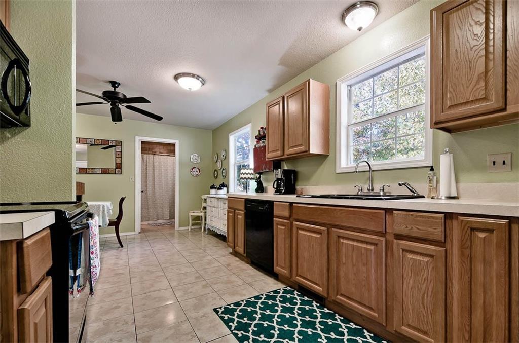 8229 ChestnutDR, Rogers, AR 72756