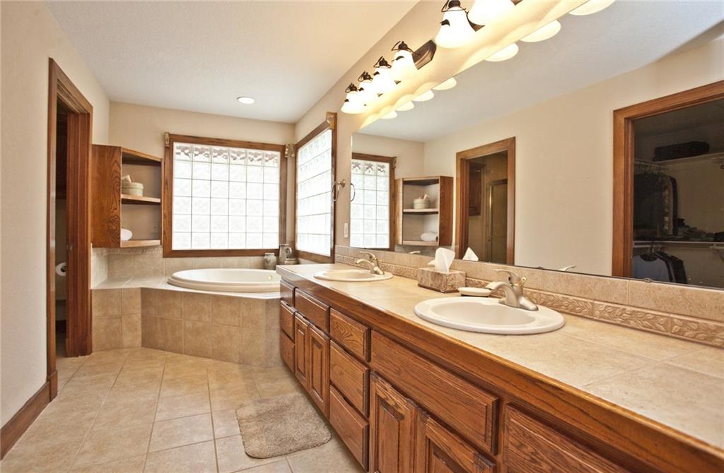 8177 HilltopDR, Rogers, AR 72756