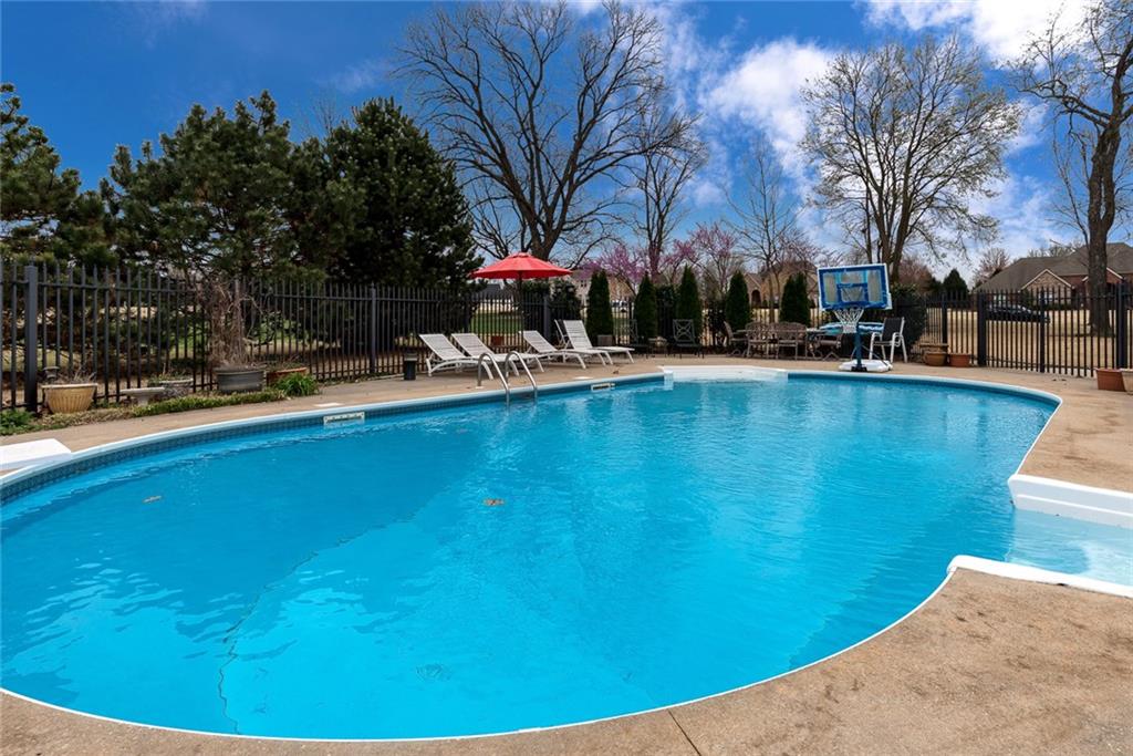2401 MarylaneDR, Rogers, AR 72756