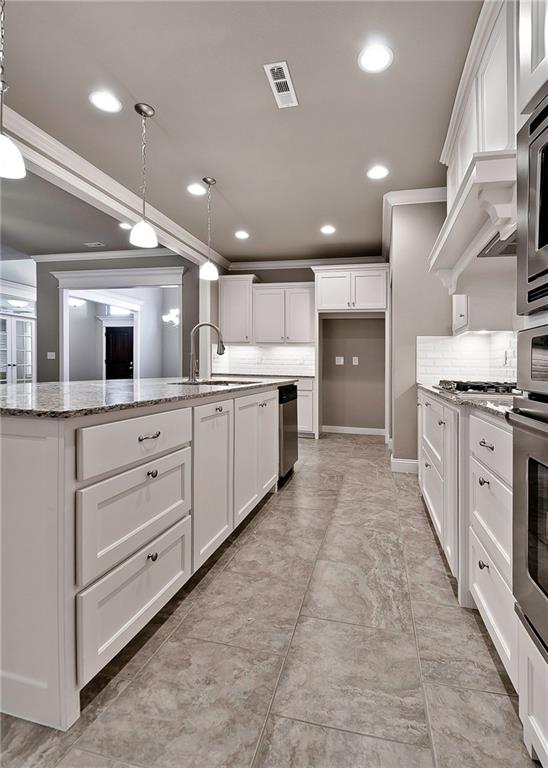 702 Quail, Elm Springs, AR 72762