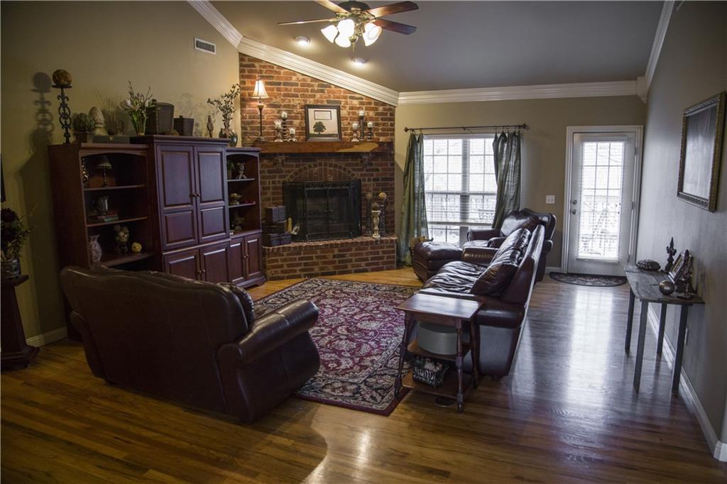 824 ThiesseLN, Springdale, AR 72762
