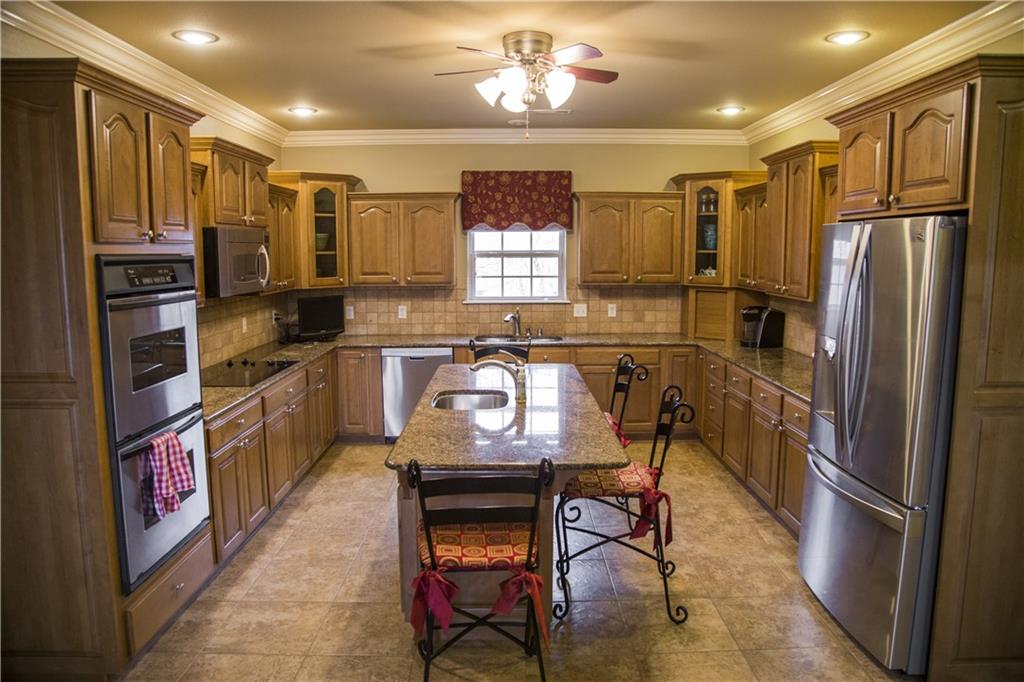 824 ThiesseLN, Springdale, AR 72762