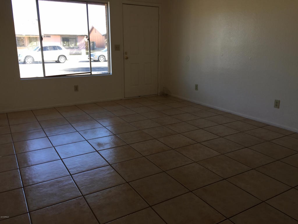 402 N 69th Avenue, Phoenix, AZ 85043
