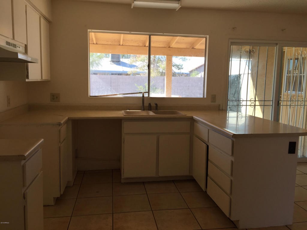 402 N 69th Avenue, Phoenix, AZ 85043