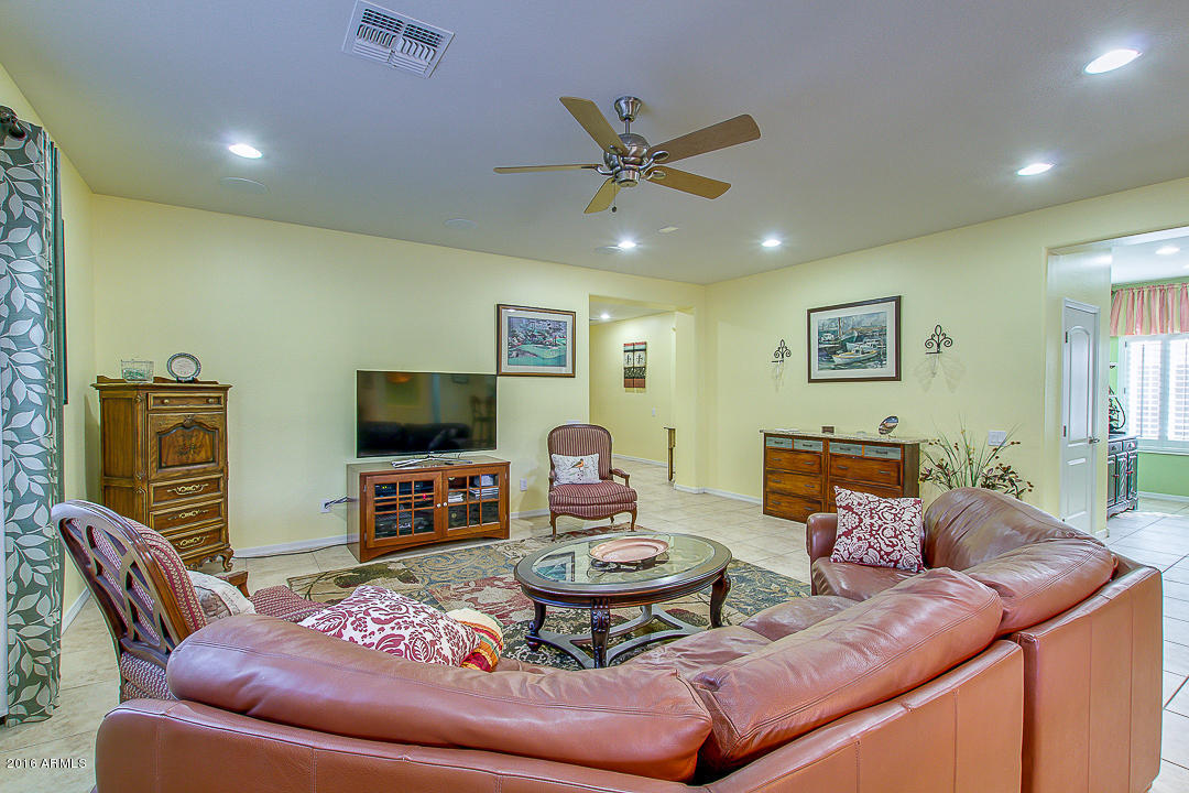 3748 E MATTHEW Drive, Phoenix, AZ 85050