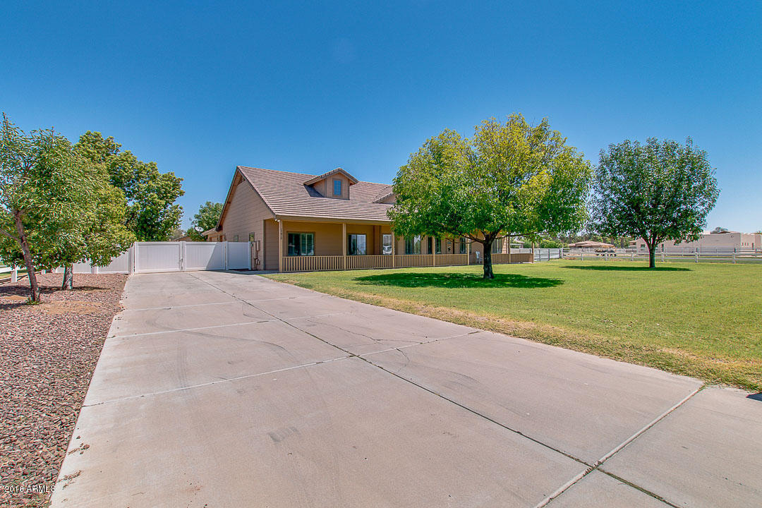 17812 W CLAREMONT Street, Waddell, AZ 85355