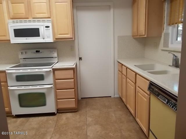 130 E El Limon, Green Valley, AZ 85614