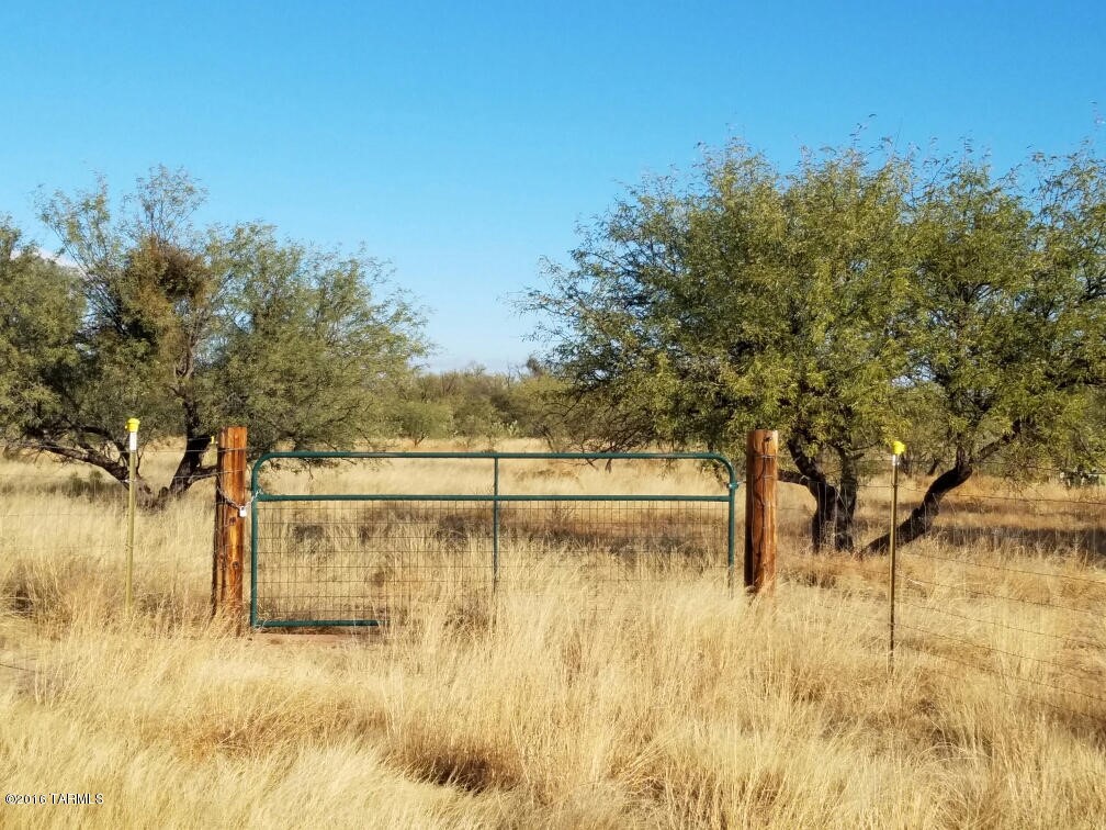900 Hawk Way, Amado, AZ 85645