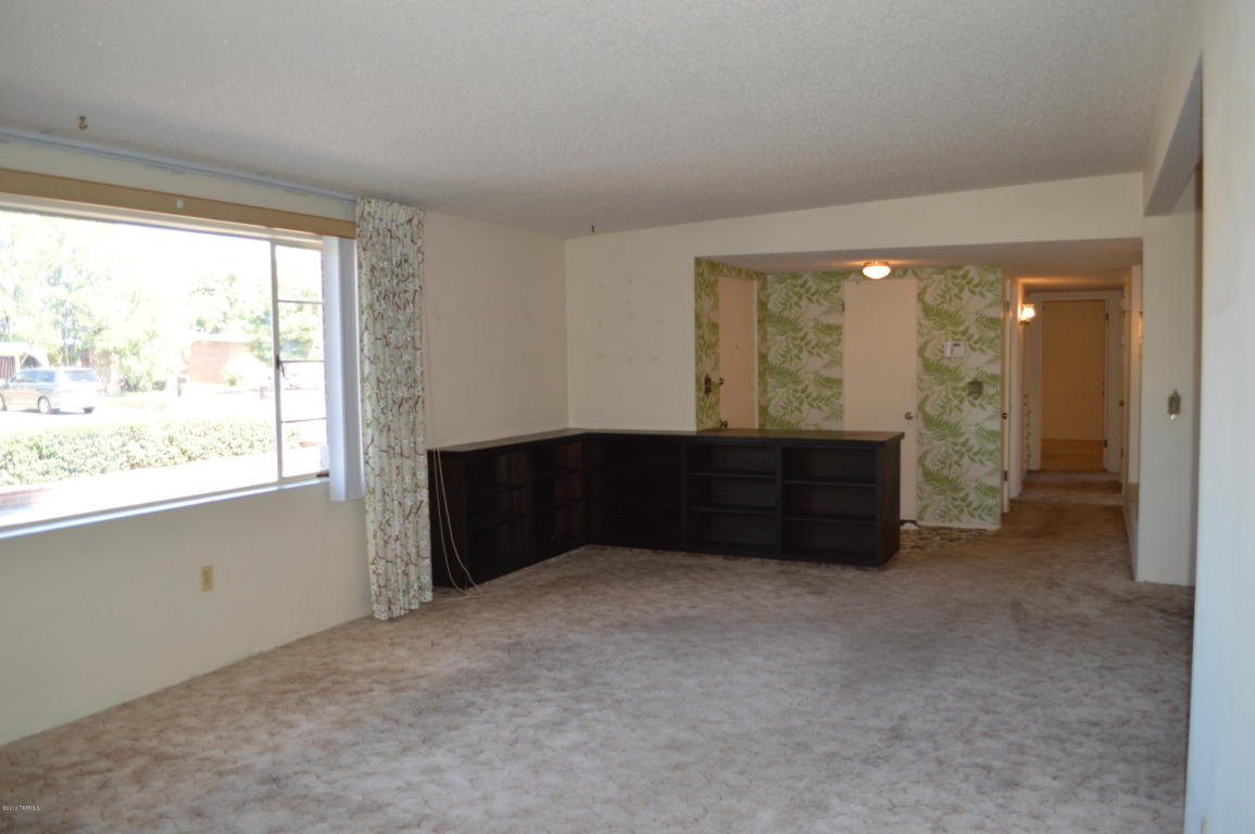 6942 E Calle Bellatrix, Tucson, AZ 85710