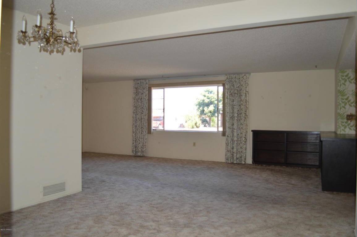 6942 E Calle Bellatrix, Tucson, AZ 85710