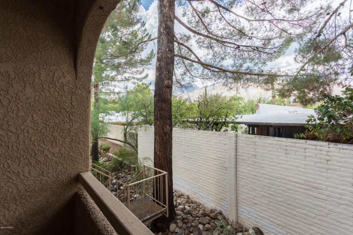 5750 N Camino Esplendora, Tucson, AZ 85718