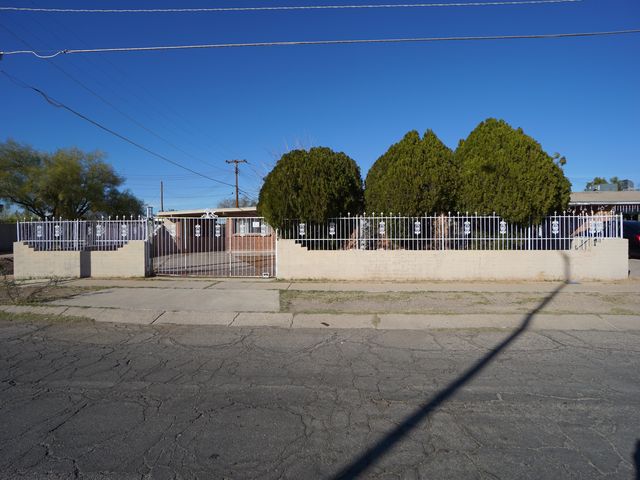 372 W Corona RdTucson, AZ, 85756Pima County