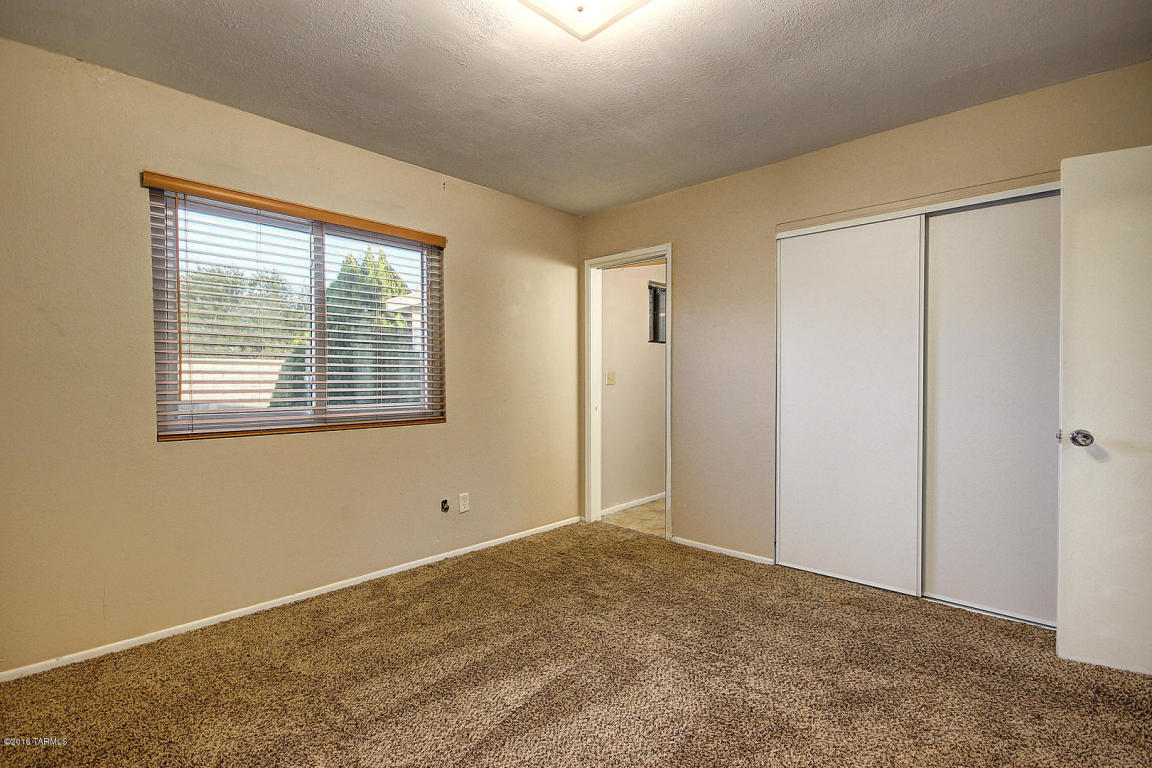7424 W Calle Lerdo, Tucson, AZ 85757