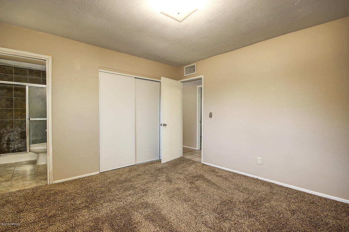 7424 W Calle Lerdo, Tucson, AZ 85757