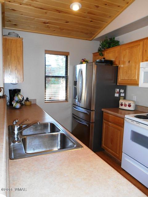 2644 Lodge Loop, Overgaard, AZ 85933