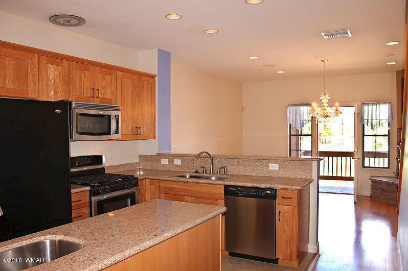 93 E WHITE MOUNTAIN Boulevard, Pinetop, AZ 85935