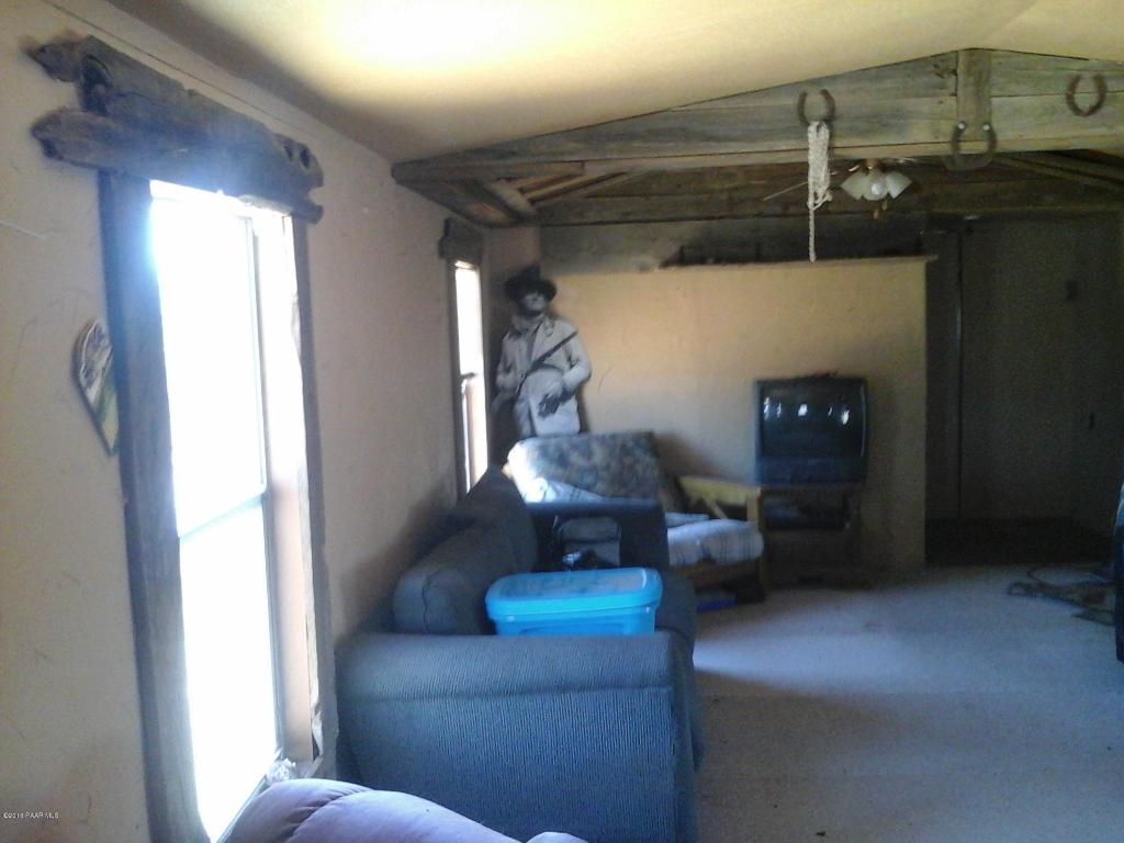 2 R Rock Road, Ash Fork, AZ 86320