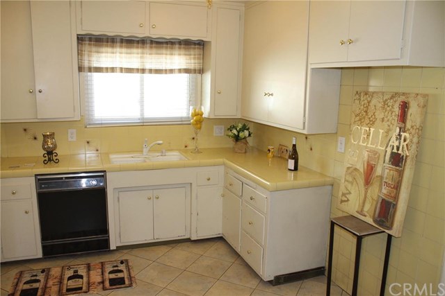 8548 Parrot Avenue, Downey, CA 90240