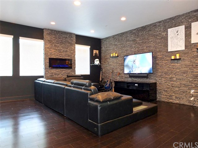 300 East 4th Street, Long Beach, United States 90802