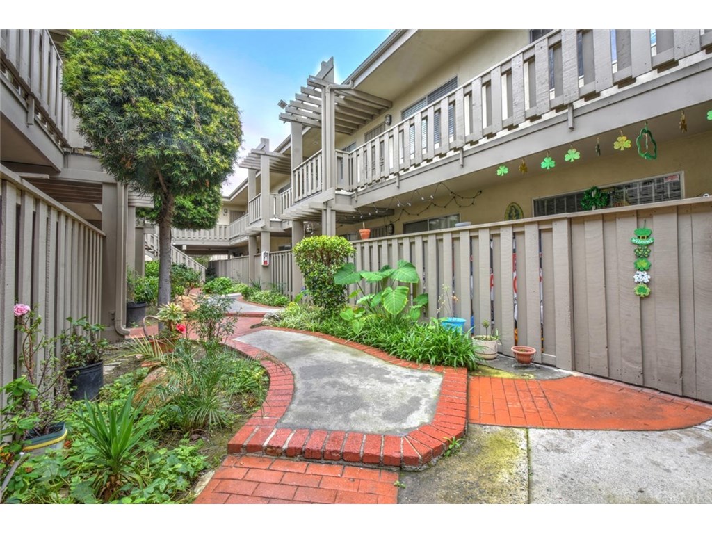 3245 Santa Fe Avenue, Long Beach, CA 90810