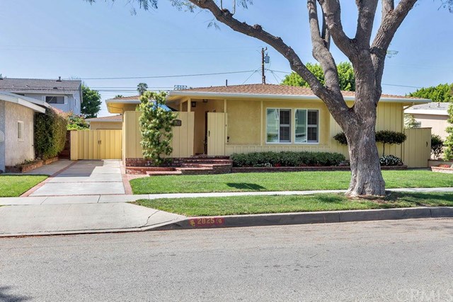 2825 Iroquois Avenue, Long Beach, CA 90815