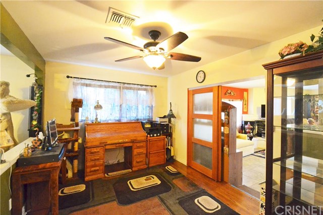 19509 Victory Boulevard, Reseda, CA 91335
